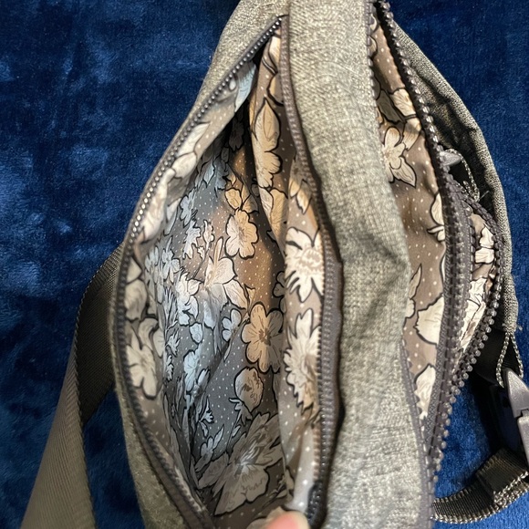 FANTASTIC CONDITION Vera Bradley Mini Sling in Reactive Heather Gray - Picture 7 of 12